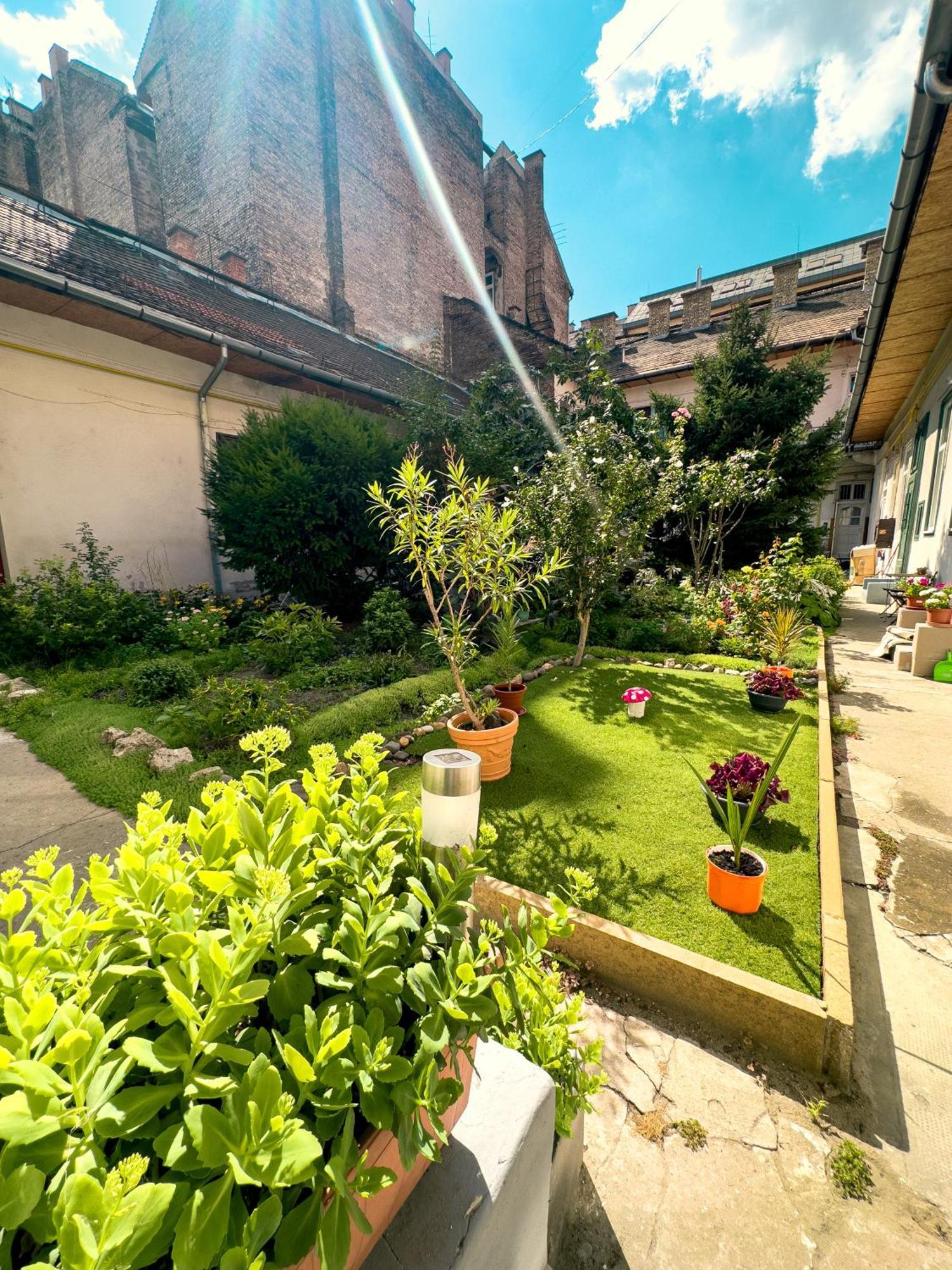 Urban Studio With Private Garden Near Andrassy Budapest Exterior foto